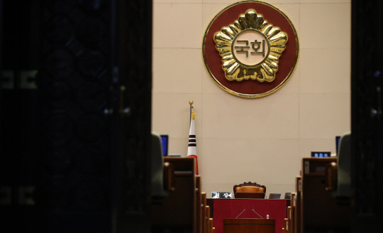 박근혜 대통령에 대한 탄핵소추 표결을 하루 앞둔 8일 오후 국회 본회의장의 모습. 박근혜 대통령 탄핵안은 9일 오후 표결이 이뤄질 예정이다.  어떤 결과로 나오든 정치권은 대혼돈의 시대에 빠질 것으로 예상된다